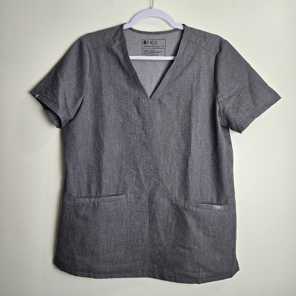 FIGS Technical Collection Casma Three-Pocket Scrub Top Size M‎